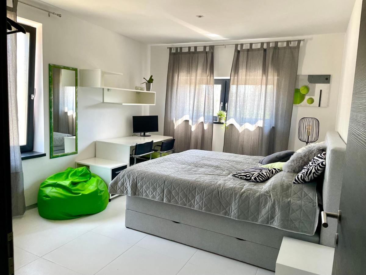 Mega Apartment Prvacina Luaran gambar