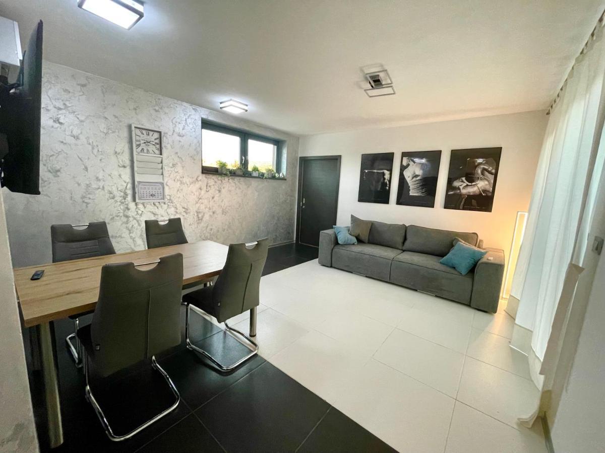 Mega Apartment Prvacina Luaran gambar