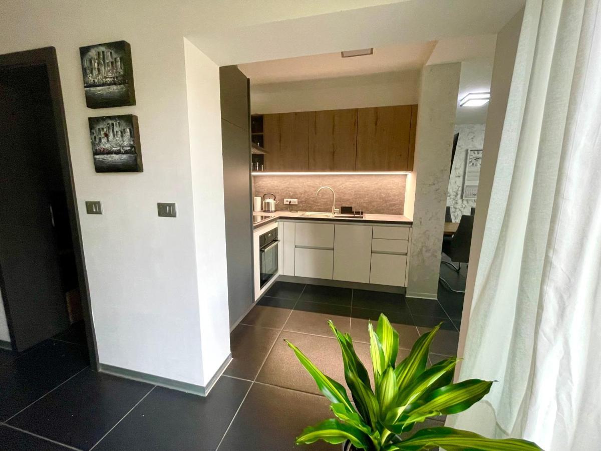 Mega Apartment Prvacina Luaran gambar