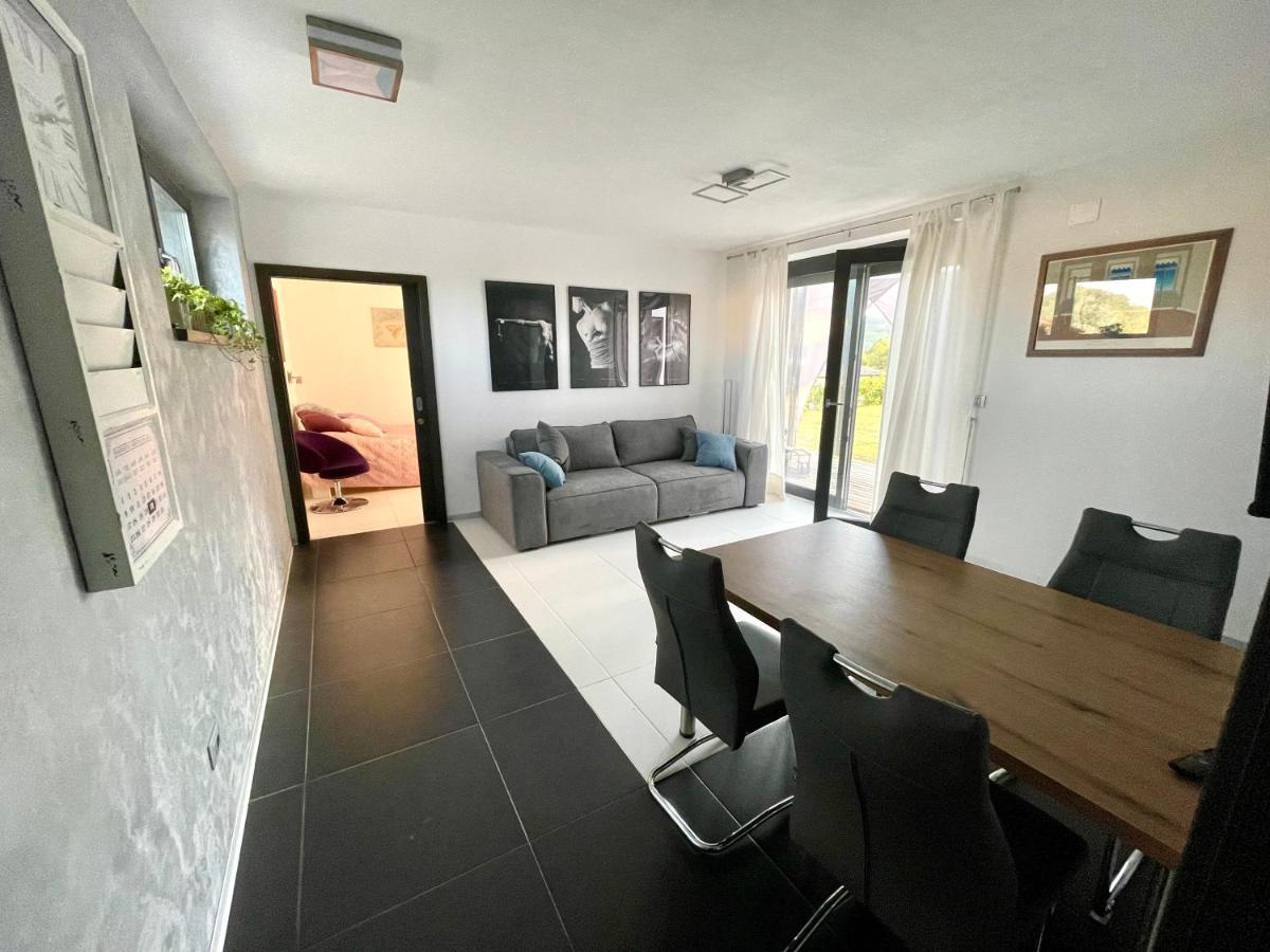Mega Apartment Prvacina Luaran gambar
